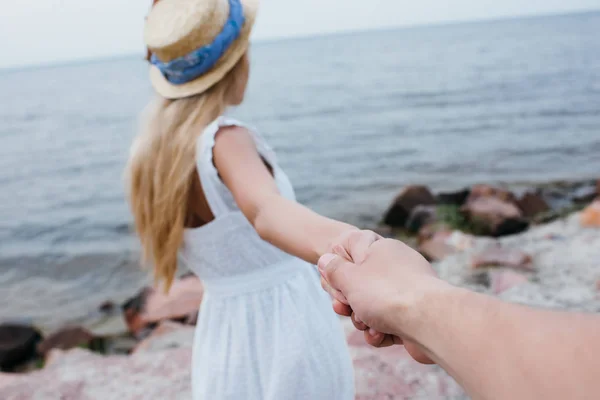 Selective Focus Man Holding Hands Blonde Woman Straw Hat Sea — Stock Photo, Image