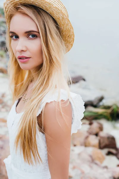 Attractive Blonde Woman Straw Hat White Dress Looking Camera — Stock Photo, Image