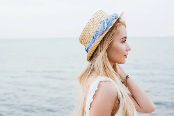 Zijaanzicht Van Aantrekkelijke Blonde Jonge Vrouw Stro Hoed Buurt Van — Stockfoto