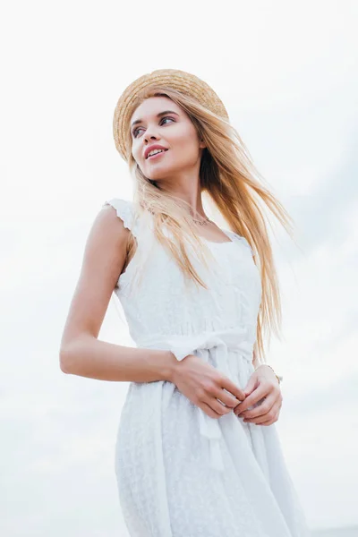 Vista Ángulo Bajo Joven Mujer Feliz Pie Vestido Blanco Sombrero — Foto de Stock