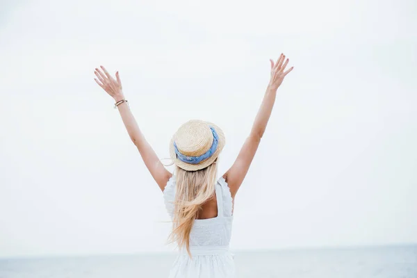 Back View Young Blonde Woman Straw Hat Standing Outstretched Hands — Stock Photo, Image