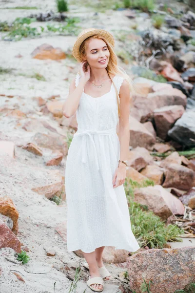 Alegre Joven Rubia Sombrero Paja Pie Sobre Piedras Vestido Blanco — Foto de Stock