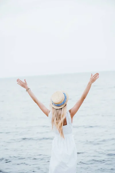 Back View Young Woman Straw Hat Standing Outstretched Hands — Stock Photo, Image