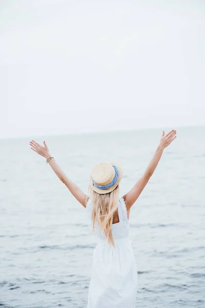 Vue Arrière Jeune Femme Chapeau Paille Debout Avec Les Mains — Photo