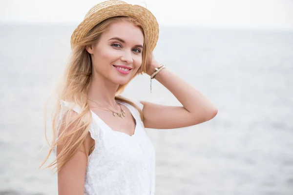 Beautiful Blonde Young Woman Looking Camera Touching Straw Hat Sea — Stock Photo, Image