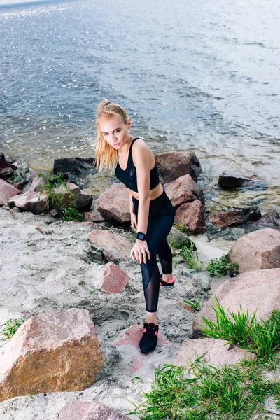 Overhead View Attractive Blonde Sportswoman Sportswear Climbing Stones Sea — Stock Photo, Image