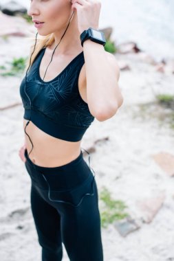 kulaklık dokunmadan ve müzik dinleme atletik kız kırpılmış görünümü 