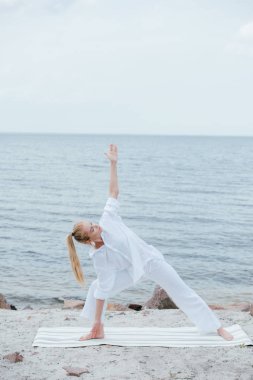 kapalı gözlü güzel kız deniz kenarında yoga mat yoga 