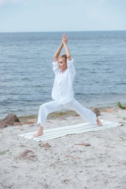 güzel kız yoga pratik ve dua elleriyle ayakta 