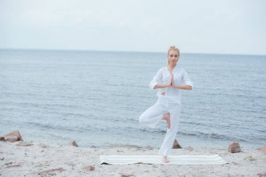kapalı gözlü sarışın kadın yoga mat yoga 