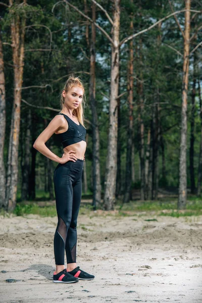 Athletische Blonde Frau Die Mit Der Hand Auf Der Hüfte — Stockfoto