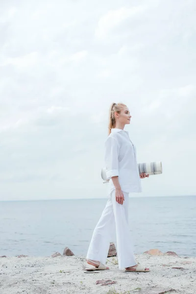 Side View Cheerful Young Blonde Woman Standing Sea Holding Yoga — Stock Photo, Image