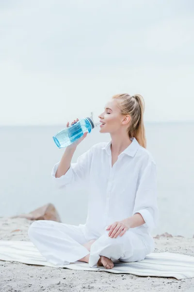 Wanita Bahagia Duduk Tikar Yoga Dan Minum Air — Stok Foto