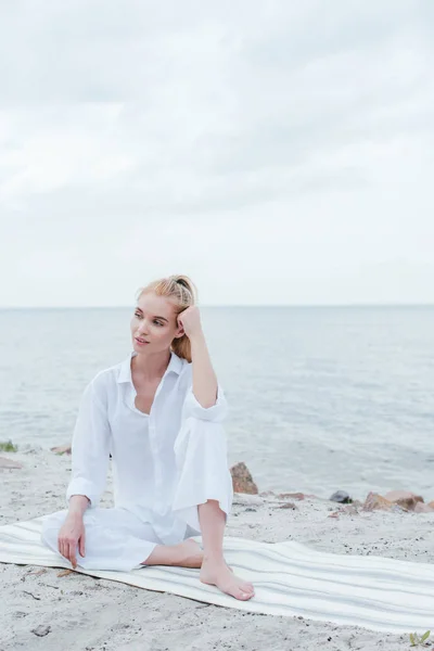 Attractive Young Woman Sitting Yoga Mat Sea — Stock Photo, Image