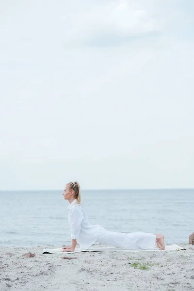 Vedere Laterală Unei Tinere Care Practică Yoga Lângă Râu — Fotografie, imagine de stoc