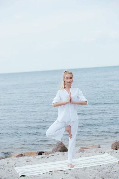 Aantrekkelijke Blonde Vrouw Beoefenen Yoga Buurt Van Rivier Yoga Mat — Stockfoto