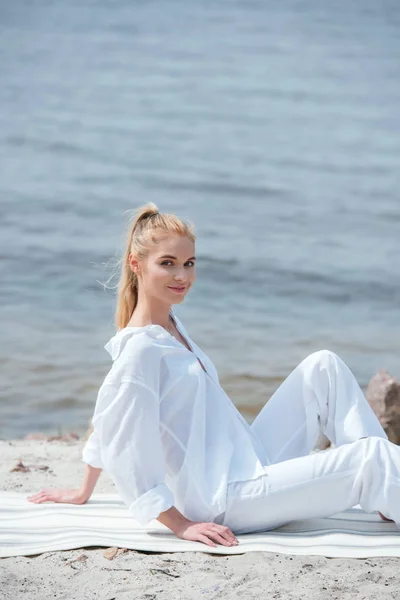 Lykkelig Tiltrekkende Blond Ung Kvinne Sitter Yogamatte – stockfoto
