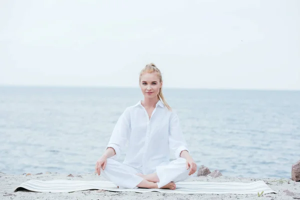 Щаслива Красива Блондинка Молода Жінка Практикує Йогу Біля Річки — стокове фото