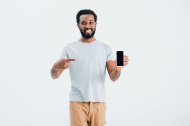 gülümseyen afro-amerikan adam akıllı telefon işaret, gri izole