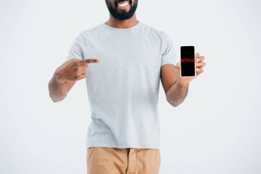 Kiev, Ukrayna - 17 Mayıs 2019: netflix uygulaması ile akıllı telefon işaret Afrikalı Amerikalı adam kırpılmış görünümü, gri izole 