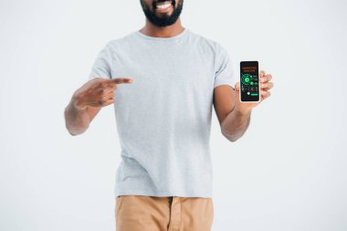 pazarlama analizi uygulaması ile akıllı telefon işaret Afrikalı Amerikalı adam kırpılmış görünümü, gri izole 