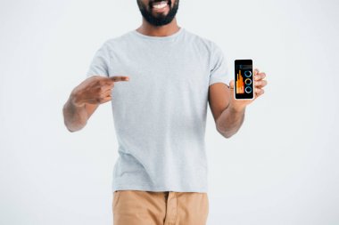 infografik ile akıllı telefon işaret Afrikalı Amerikalı adam kırpılmış görünümü, gri izole 