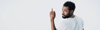 gri üzerinde izole orta parmak gösteren gri t-shirt kızgın afrikalı Amerikalı adam