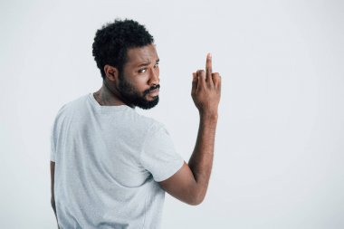 gri üzerinde izole orta parmak gösteren gri t-shirt afrikalı amerikalı adam