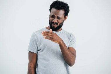 gri t-shirt gri izole karışık üzgün afrikalı Amerikalı adam