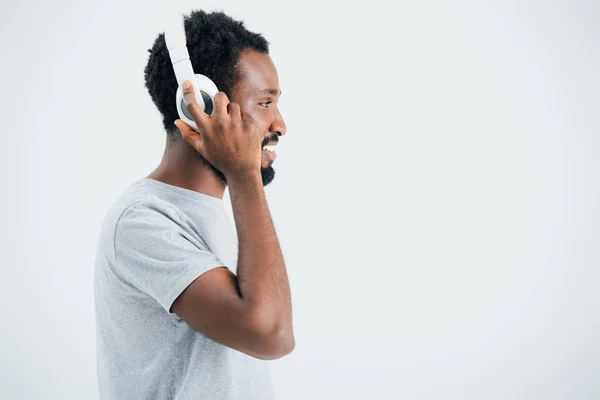 Hombre Afroamericano Sonriente Escuchando Música Con Auriculares Aislado Gris — Foto de Stock