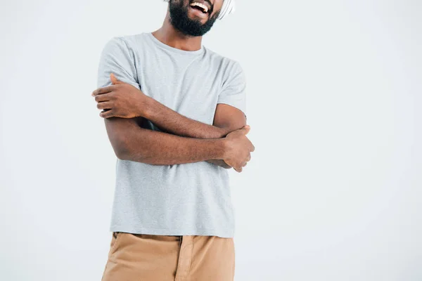 Vista Recortada Del Hombre Afroamericano Escuchando Música Con Auriculares Aislado — Foto de Stock