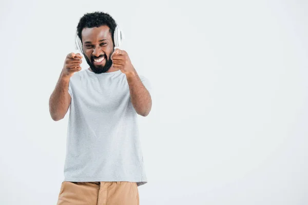 Opgewonden Afro Amerikaanse Man Pointing Luisteren Muziek Met Koptelefoon Geïsoleerd — Stockfoto