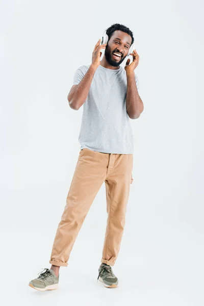 Щасливий Афроамериканський Чоловік Співає Слухає Музику Навушниками Ізольований Сірому — стокове фото