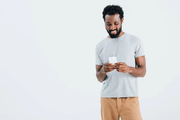 Красивий Афроамериканський Чоловік Використовує Смартфон Ізольований Сірому — стокове фото