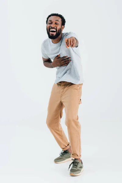 Hombre Afroamericano Riendo Señalando Aislado Gris —  Fotos de Stock