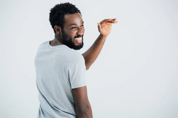 Sorridente Homem Americano Africano Cinza Shirt Acenando Isolado Cinza — Fotografia de Stock