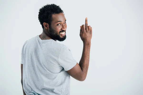 Sonriente Hombre Afroamericano Camiseta Gris Mostrando Dedo Medio Aislado Gris — Foto de Stock