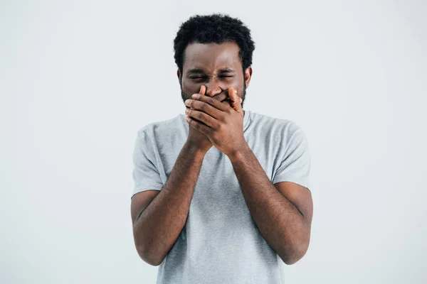 Knappe Emotionele Afro Amerikaanse Man Grijs Shirt Sluiten Mond Geïsoleerd — Stockfoto