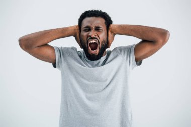 gri t-shirt çığlık ve gri izole kulakları kapanış duygusal afro-amerikan adam
