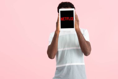 Kiev, Ukrayna - 17 Mayıs 2019: Afro-Amerikan adam bağırıyor ve netflix uygulaması ile dijital tablet gösteren, pembe izole