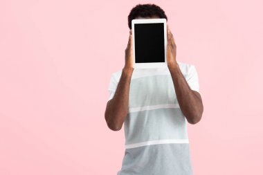pembe izole boş ekran ile dijital tablet gösteren afrikalı amerikalı adam