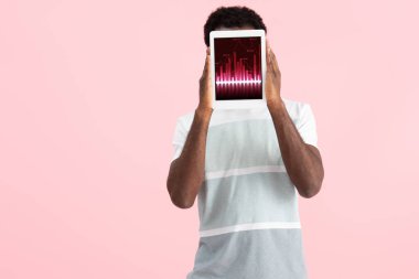 grafik uygulaması ile dijital tablet gösteren afrikalı-amerikalı adam, mavi izole