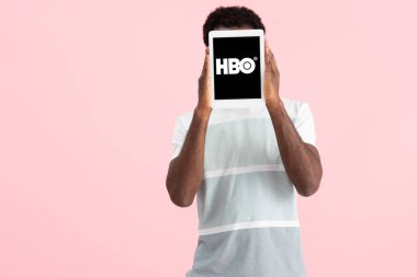 Kiev, Ukrayna - 17 Mayıs 2019: Afro-Amerikan adam bağırıyor ve Hbo uygulaması ile dijital tablet gösteren, pembe izole