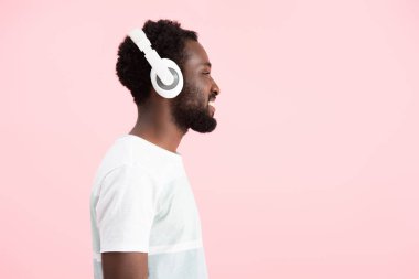 sakallı afro-amerikan adam kulaklık ile müzik dinleme, pembe izole