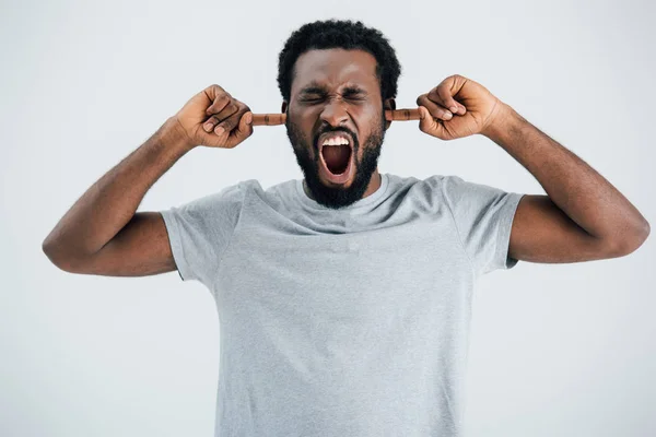 Hombre Afroamericano Emocional Camiseta Gris Gritando Cerrando Orejas Aisladas Gris —  Fotos de Stock