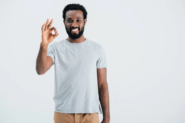 Leende Afrikansk Amerikansk Man Grå Shirt Visar Skylt Isolerad Grå — Stockfoto