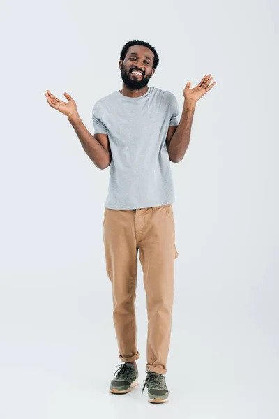 Glücklicher Afrikanisch Amerikanischer Mann Grauem Shirt Gestikuliert Isoliert Auf Grau — Stockfoto