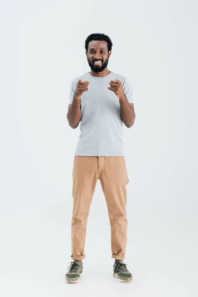 Mosolygós Afro Amerikai Férfi Szürke Póló Mutatott Elszigetelt Szürke — Stock Fotó