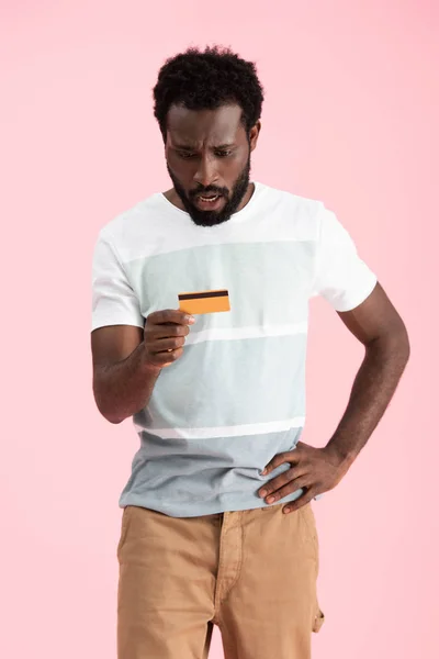 Geschokt African American Man Tonen Creditcard Geïsoleerd Roze — Stockfoto