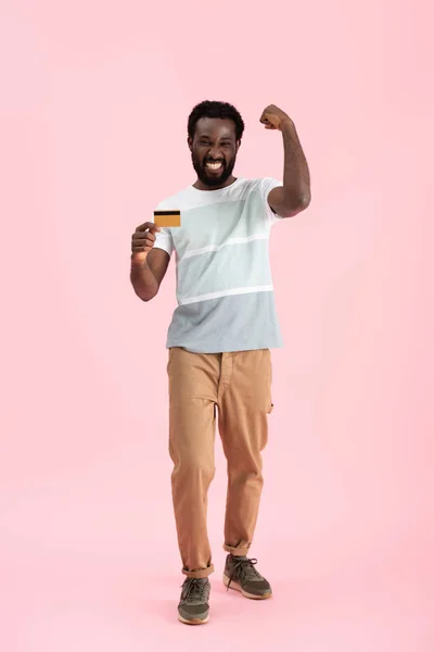 Επιτυχής Αφρικανός Αμερικανός Άνθρωπος Δείχνει Πιστωτική Κάρτα Απομονώνεται Ροζ — Φωτογραφία Αρχείου